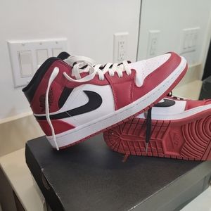 Jordan 1 Mid Chicago